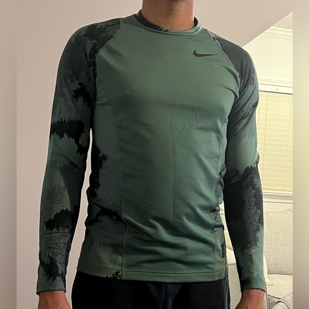 LIKE NEW Men’s Nike Pro Hyperwarm Fitted shirt Size M
